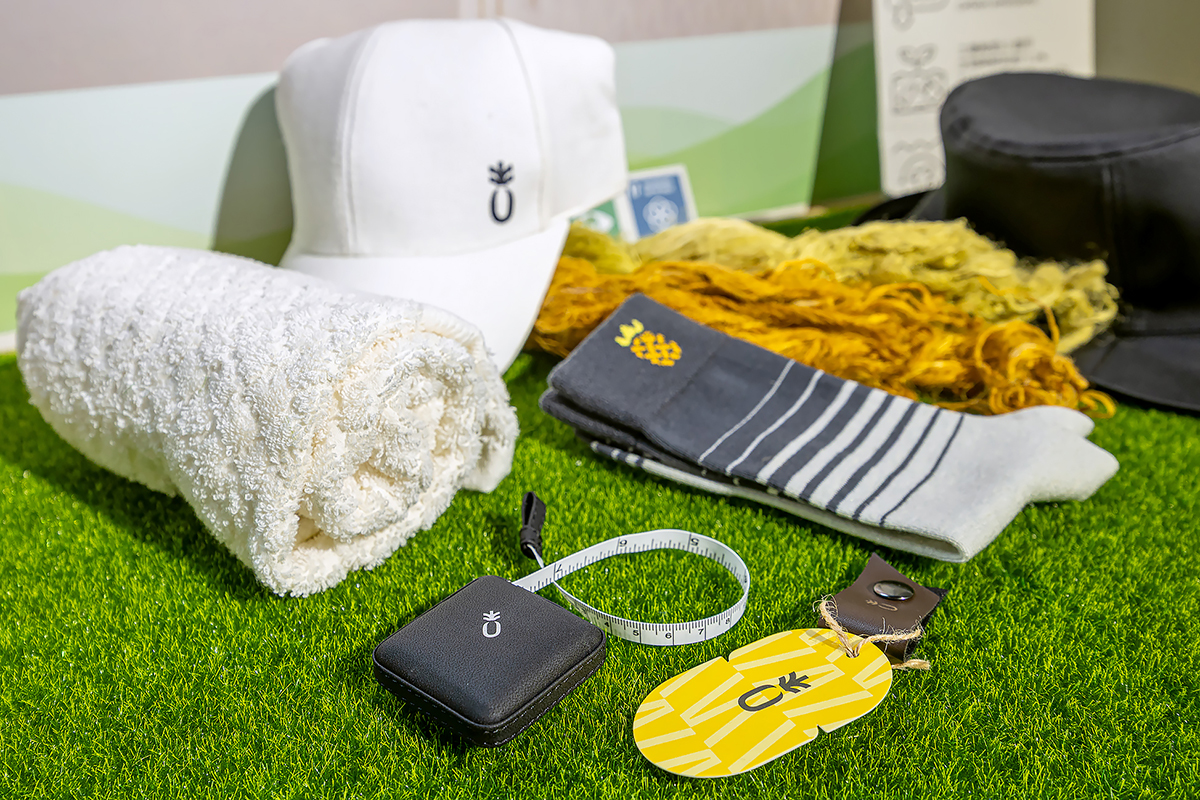 UKL Enterprise Co., con sede en la ciudad de Nuevo Taipéi, ha creado una serie de moda llamada Ownlife que utiliza textiles tejidos con fibras de hojas de piña. (Foto de Chen Mei-ling)