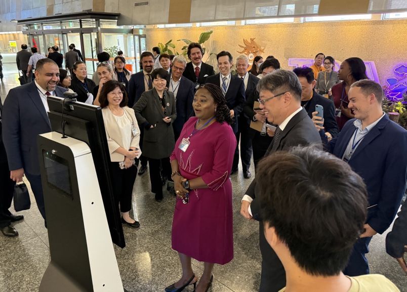 New Southbound Policy。Cục trưởng Cục Hàng không Dân dụng Hà Thục Bình (thứ 2 từ trái qua) cùng các thành viên đoàn báo chí quốc tế đến thăm sân bay Tùng Sơn, Đài Bắc vào ngày 8/9 (Ảnh: Bộ Giao thông)