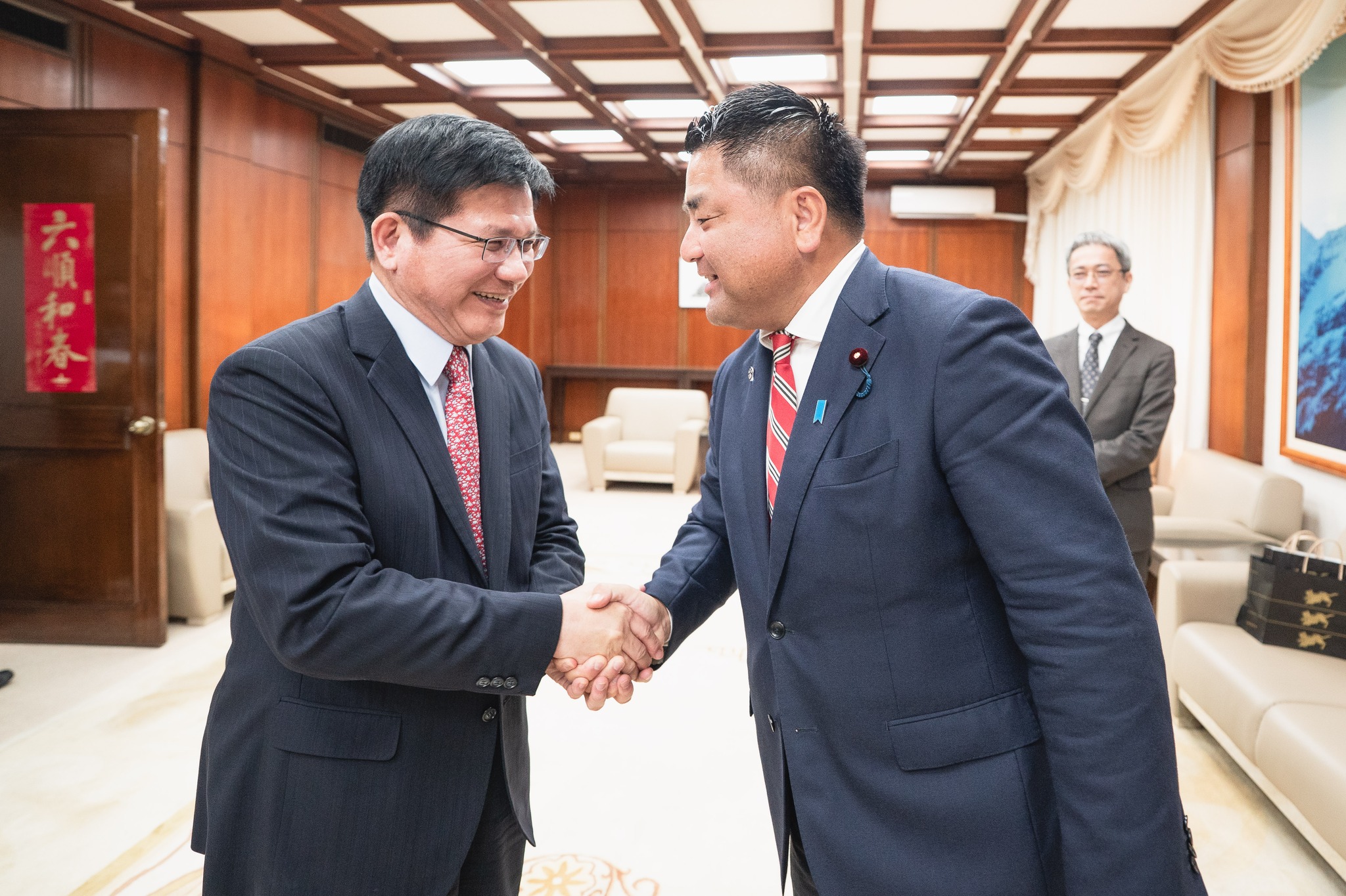 握手をする外交部の林佳龍部長（左）と立憲民主党の太栄志衆議院議員（右）。
