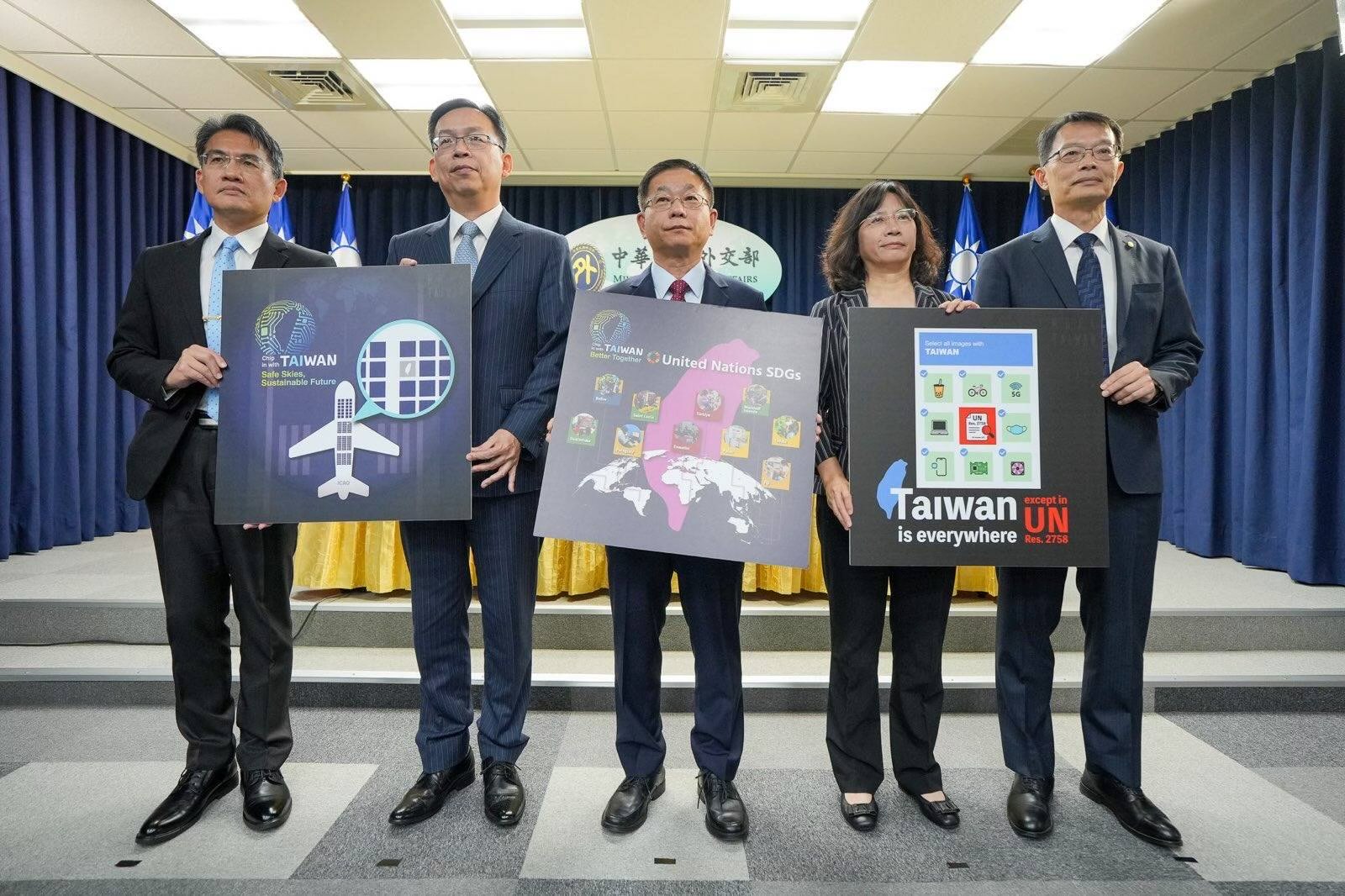 New Southbound Policy。กระทรวงการต่างประเทศและกระทรวงคมนาคมไต้หวัน ร่วมจัดงานแถลงข่าว เรียกร้องให้ UN และICAO เปิดรับการเข้าร่วมของไต้หวัน เพื่อบรรลุเป้าหมาย “การไม่ละทิ้งผู้ใดไว้เบื้องหลัง” และ “น่านฟ้าที่มั่นคง” (ภาพจากกระทรวงการต่างประเทศ)