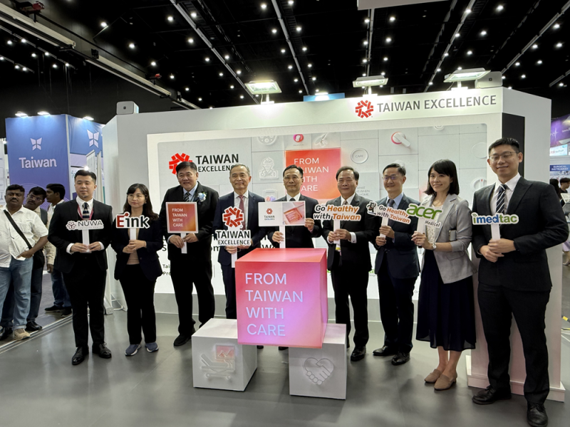New Southbound Policy。ผลิตภัณฑ์ยอดเยี่ยมของไต้หวันที่พัฒนามาจากนวัตกรรมการแพทย์ AI เผยโฉมในมหกรรมแสดงสินค้านวัตกรรมการแพทย์เอเชียที่จัดขึ้นในกรุงเทพฯ (ภาพจาก CNA)