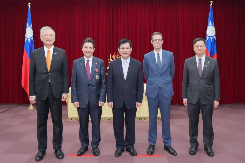 Foreign Minister Lin confers Friendship Medal of Diplomacy on French Senator Cadic