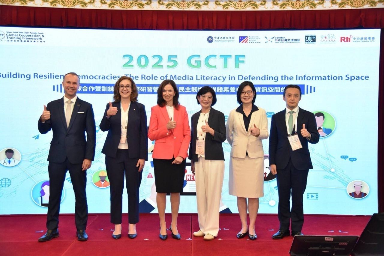 New Southbound Policy。ไต้หวันและประเทศพันธมิตร ร่วมจัดค่ายฝึกอบรมนานาชาติ ภายใต้กรอบความร่วมมือ GCTF เพื่อจับมือกันเสริมสร้างความทรหดทางประชาธิปไตย และทักษะการรู้เท่าทันสื่อ (ภาพจากกระทรวงการต่างประเทศ)