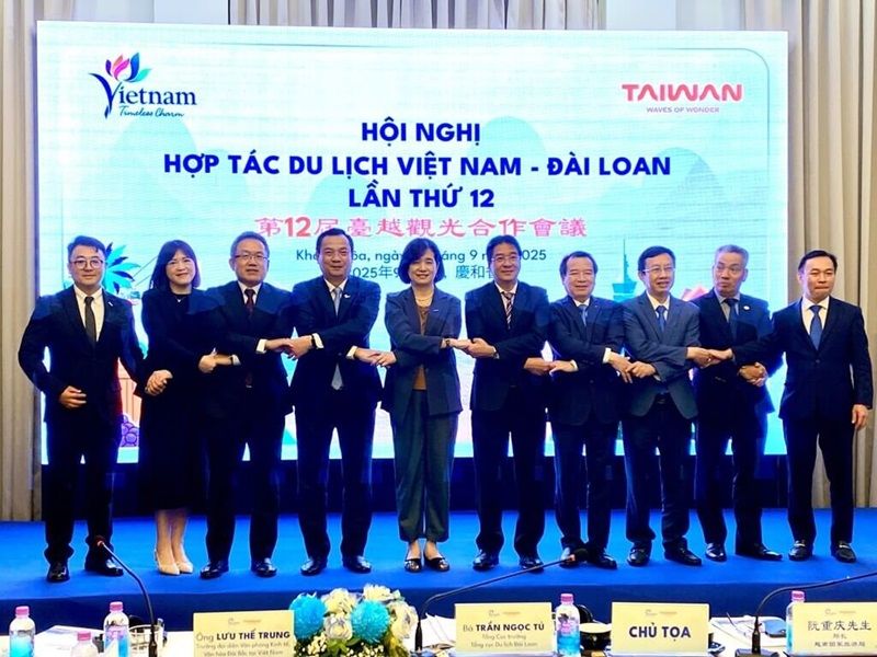 New Southbound Policy。Cục trưởng Cục Du lịch Quốc gia Việt Nam Nguyễn Trùng Khánh (thứ 4 từ trái qua) và Tổng cục trưởng Tổng cục Du lịch thuộc Bộ Giao thông Đài Loan – bà Trần Ngọc Tú (thứ 5 từ trái qua) tham dự Hội nghị Hợp tác Du lịch Đài Loan-Việt Nam lần thứ 12 đã bế mạc tại tỉnh Khánh Hòa, Việt Nam. (Ảnh do Chính quyền huyện Gia Nghĩa cung cấp)