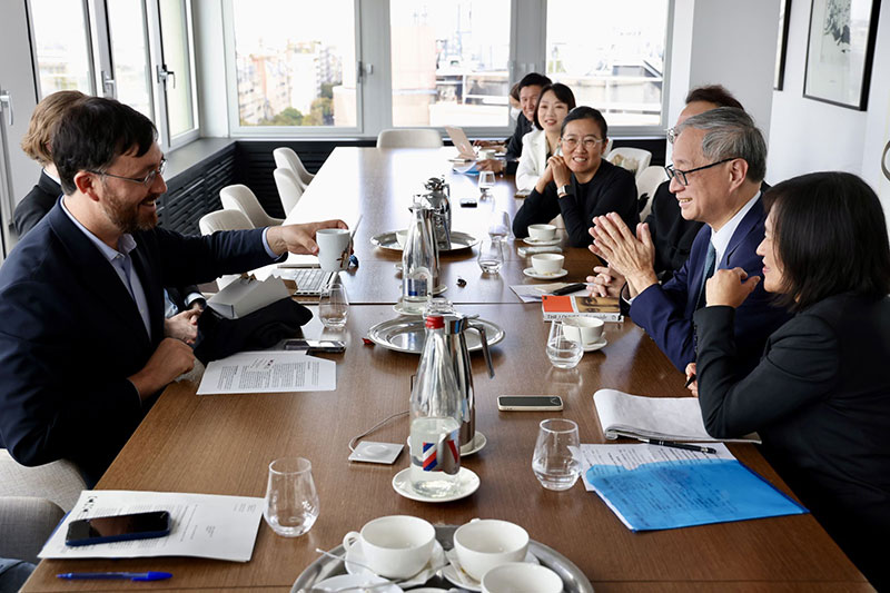 Minister Li meets with French cultural leaders for future collaborations