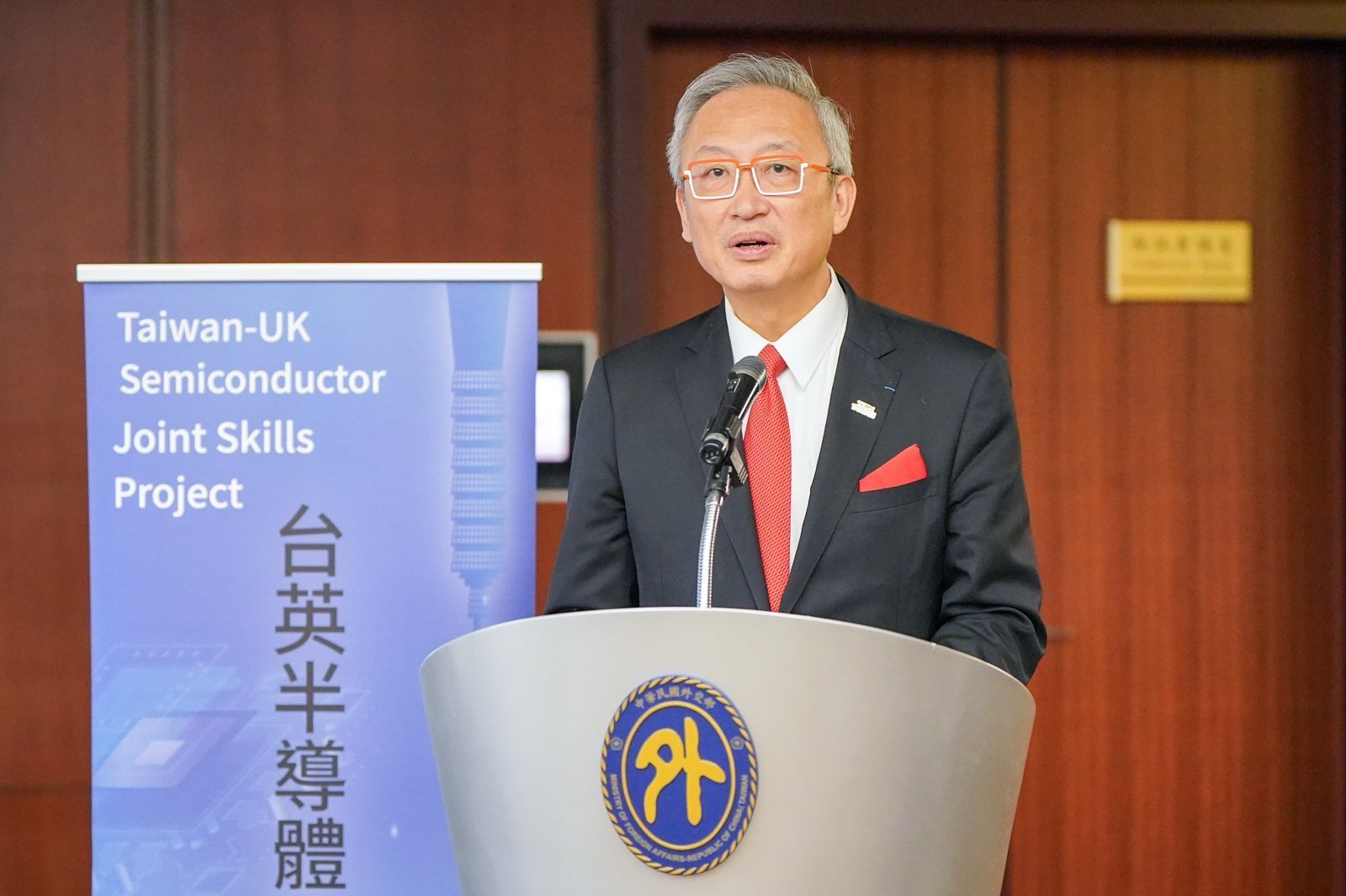 外交部の呉志中政務次長（=副大臣）。