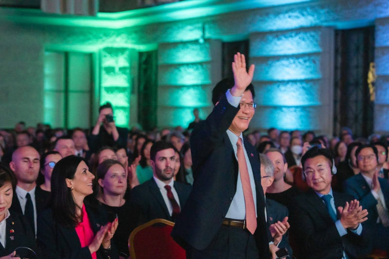 Foreign Minister Lin leads delegation to Czech Republic, attends opening of 100 Treasures, 100 Stories exhibition