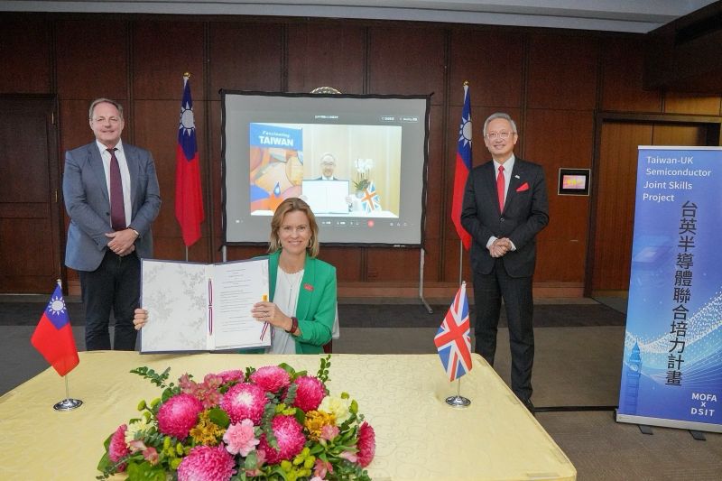 New Southbound Policy。Trưởng Văn phòng đại diện Vương quốc Anh tại Đài Bắc – bà Ruth Bradley-Jones ký kết “Bản ghi nhớ Đài Loan-Vương quốc Anh về Dự án kỹ năng bán dẫn chung” dưới sự chứng kiến của Thứ trưởng Bộ Ngoại giao Ngô Chí Trung (bên phải) và Tiến sĩ Dave Smith – Cố vấn Khoa học Quốc gia của Bộ Khoa học, Đổi mới và Công nghệ Vương quốc Anh. (Ảnh: Bộ Ngoại giao)