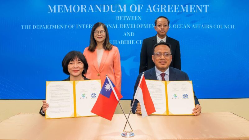 New Southbound Policy。Indonesia, sebagai negara terbesar di Asia Tenggara sekaligus anggota inti ASEAN dengan lebih dari 17.000 pulau, menghadapi tantangan serius dalam penanganan sampah plastik laut. Penguatan efektivitas tata kelola menjadi sorotan regional maupun global. Penandatanganan MoA ini merupakan kelanjutan dari langkah Taiwan yang pada April lalu membuka kantor pengelolaan sampah laut di Indonesia. 
