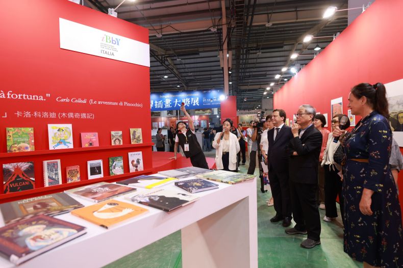New Southbound Policy。Desain area pameran menghadirkan imajinasi “tumpukan buku” sebagai konsep utama, dengan panggung bernuansa generasi muda, instalasi berbentuk pena, dan wahana interaktif. Pengunjung anak dan remaja juga dapat mengikuti aktivitas langsung untuk mendapatkan hadiah kejutan.
