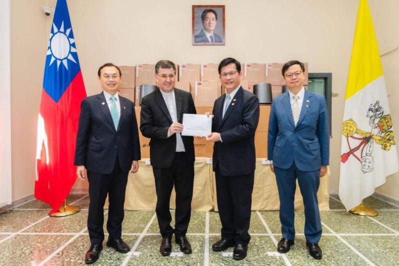 New Southbound Policy。Bộ trưởng Bộ Ngoại giao Lâm Giai Long (thứ 2 từ phải qua) trao tặng 100.000 Euro cho Cha Leonir Chiarello (thứ 2 từ trái qua), Bề trên Tổng quyền Dòng Scalabrinian trong chuyến thăm đến Tòa Thánh. (Ảnh: Bộ Ngoại giao)
