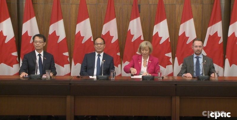 New Southbound Policy。Trưởng đại diện Văn phòng Kinh tế và Văn hóa Đài Bắc tại Canada – ông Tăng Hậu Nhân (thứ 2 từ trái qua), Phó Cục trưởng Cục Hàng không Dân dụng thuộc Bộ Giao thông – ông Lâm Tuấn Lương (bìa trái), Chủ tịch Nhóm Hữu nghị Đài Loan của Quốc hội Canada – nghị sĩ Judy Sgro (thứ 2 từ phải qua) và Nghị sĩ đảng Bảo thủ Michael Cooper phát biểu tại buổi họp báo do Nhóm hành động thúc đẩy Đài Loan tham gia “Tổ chức Hàng không Dân dụng Quốc tế” (ICAO) tổ chức vào ngày 22/9 tại Canada. (Ảnh: Bộ Ngoại giao)