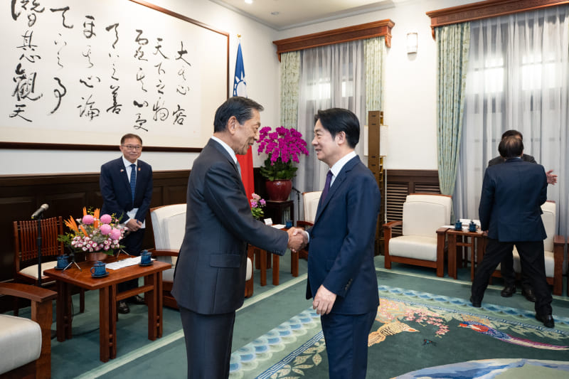 New Southbound Policy。Tổng thống Lại Thanh Đức (bên phải) chào đón Chủ tịch “Hiệp hội Giao lưu Nhật Bản-Đài Loan” Sumi Shuzo vào chiều ngày 16/9 tại Đài Bắc. (Ảnh: Phủ Tổng thống)