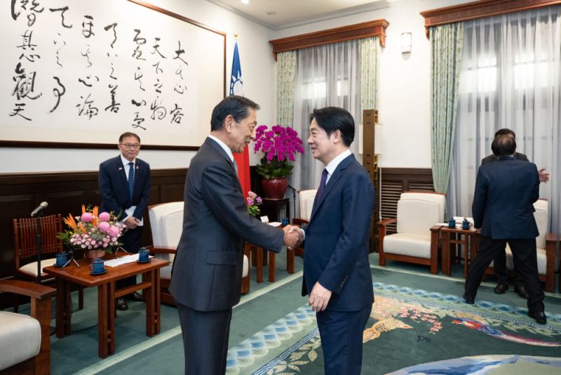 New Southbound Policy。Tổng thống Lại Thanh Đức (bên phải) chào đón Chủ tịch “Hiệp hội Giao lưu Nhật Bản-Đài Loan” Sumi Shuzo vào chiều ngày 16/9 tại Đài Bắc. (Ảnh: Phủ Tổng thống)