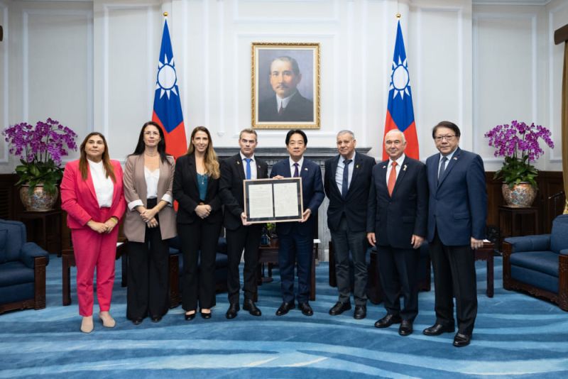 New Southbound Policy。Tổng thống Lại Thanh Đức (thứ 4 từ phải qua) tiếp phái đoàn do ông Boaz Toporovsky (thứ 4 từ trái qua), Chủ tịch Nhóm Hữu nghị Đài Loan thuộc Quốc hội Israel dẫn đầu sang thăm Đài Loan vào chiều ngày 16/9 tại Đài Bắc. (Ảnh: Phủ Tổng thống)