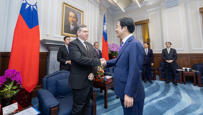 New Southbound Policy。Tổng thống Lại Thanh Đức (bên phải) tiếp phái đoàn lãnh đạo tình báo và an ninh khu vực Mỹ Latinh và Caribbean vào ngày 26/9 tại Đài Bắc. (Ảnh: Phủ Tổng thống)