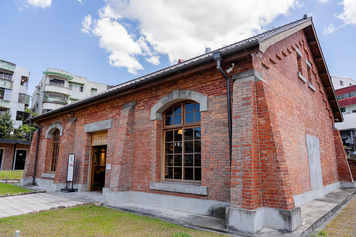 The Huwei Elementary School Auditorium preserves Tamsui’s link to early education under Japanese rule (1895-1945) and was restored in 2022 to revive its century-old red brick design. 