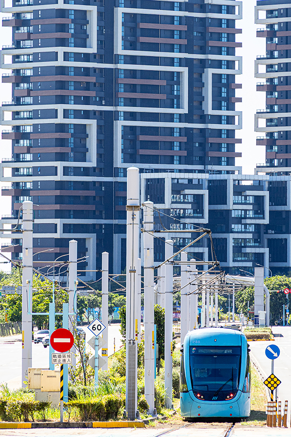 The LRT serves the population of Danhai New Town, linking it to Tamsui’s old streets.