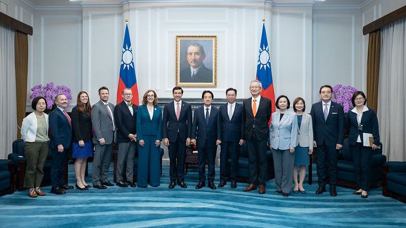 New Southbound Policy。Tổng thống Lại Thanh Đức (thứ 7, từ phải qua) gặp gỡ phái đoàn do Thứ trưởng phụ trách Thương mại và Đối ngoại Nông nghiệp, Bộ Nông nghiệp Mỹ Luke Lindberg (thứ 7, từ trái qua) dẫn đầu vào ngày 30/9 tại Đài Bắc. (Ảnh: Phủ Tổng thống)