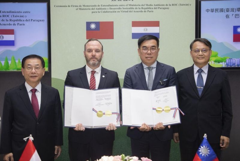 New Southbound Policy。Bộ trưởng Môi trường Bành Khởi Minh (thứ 2, từ phải qua) và Bộ trưởng Môi trường và Phát triển bền vững Paraguay Rolando De Barros Barreto (thứ 2, từ trái qua) ký kết Bản ghi nhớ về hợp tác tín dụng carbon vào ngày 1/10 tại thành phố Đài Bắc. (Ảnh: Bộ Ngoại giao)