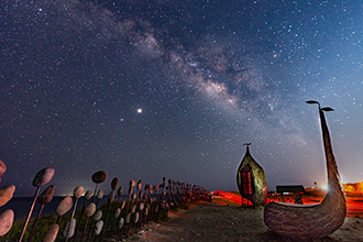 Illuminated art along the coast by Amis artist Iyo Kacaw imbues the landscape with a sense of history. (Photo courtesy of Taitung County Government)