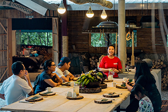 Tourists share a meal with Amis hosts in an experience rooted in community and living tradition. (Photo courtesy of Taitung County Government)