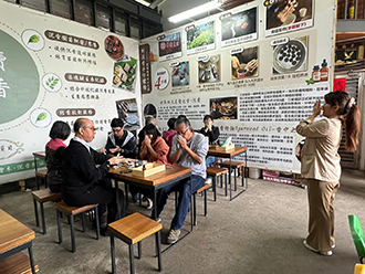 Victoria Chen, right, links craft and sustainability at an essential oil workshop at her wood farm in Donghe Township. (Photo courtesy of Victoria Chen)