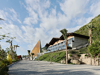 Facing the Pacific Ocean, the Paul Chiang Art Center is an expansion of the famed contemporary artist’s former studio. (Courtesy of the Paul Chiang Art Center)