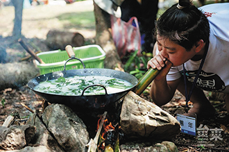 Indigenous cooking traditions and fresh local ingredients combine to yield delicious dishes shared during communal meals at the Slow Food Festival. (Photo courtesy of Taitung County Government)