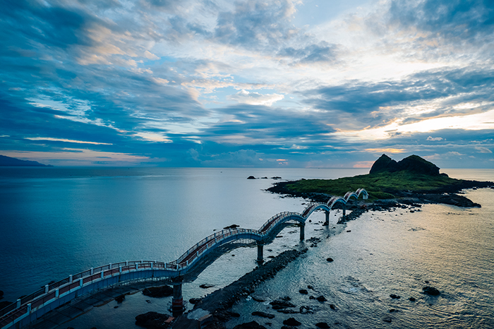 The arched Sanxiantai bridge, a local landmark, links the shore to rocky islets. (Photo courtesy of Taitung County Government)