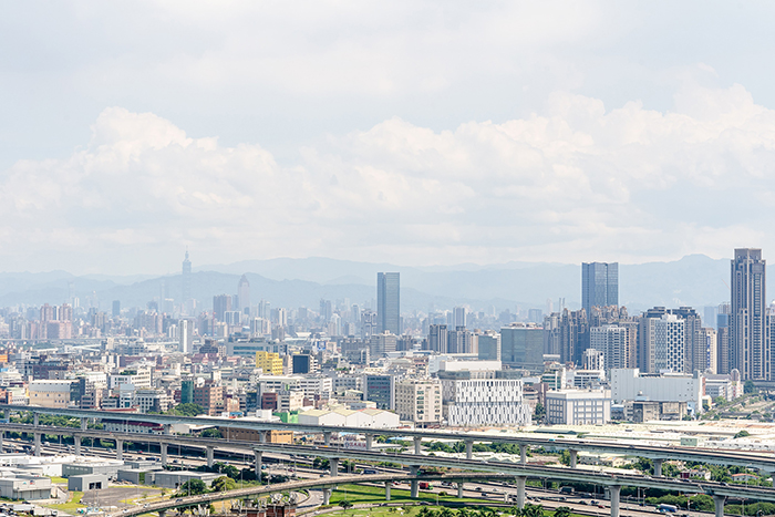 The geological features of the Taipei basin area trap and amplify seismic waves, which cause significant structural damage if not mitigated by dampers and motion-absorbent foundations. (Photo by Chin Hung-hao)