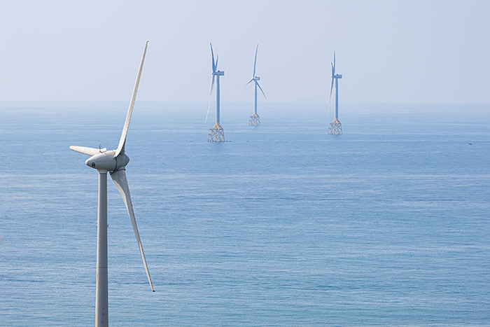 A wind farm off the coast of Miaoli County capitalizes on abundant wind in the Taiwan Strait. (Photo by Chen Mei-ling)