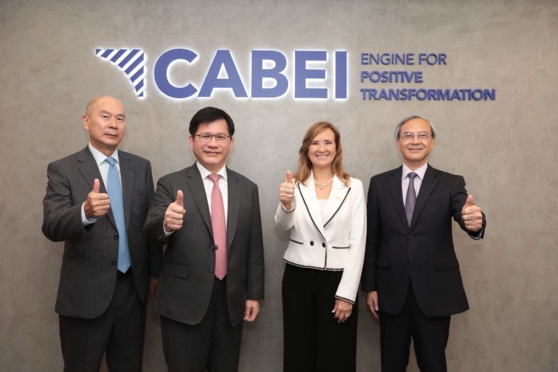 New Southbound Policy。Gisela Sánchez juga menekankan bahwa Taiwan merupakan anggota dan mitra strategis penting bagi CABEI, dengan nilai-nilai bersama serta komitmen terhadap pembangunan berkelanjutan di kawasan Amerika Tengah. Ia menambahkan bahwa CABEI sangat menghargai stabilitas dan kematangan pasar keuangan Taiwan.
