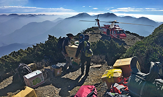A helicopter delivers supplies to staff posted to the Yushan weather station, the highest in Taiwan. (Photo by Hsieh Hsin-tien)