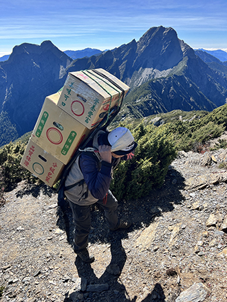 Hsieh carries supplies from the helicopter drop-off point to the station on foot. (Photo by Hsieh Hsin-tien)