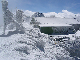 Winter transforms the station into a frozen snowscape with drifts of snow as deep as 168 centimeters in places and temperatures that plunge below zero to encase equipment in ice. (Photos by Hsieh Hsin-tien)