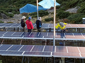 Solar panels are a sustainable power source at Taiwan’s highest peak. (Photo by Hsieh Hsin-tien)