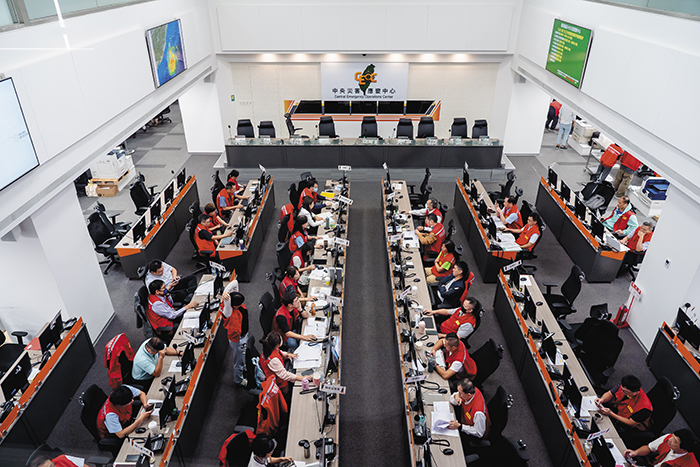 Government officials convene at the CEOC during a crisis, coordinating response and resource deployment. (Photo by Chin Hung-hao)
