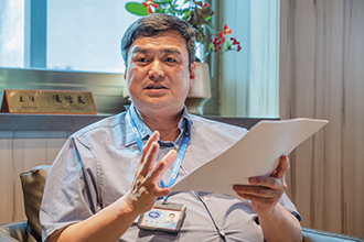Chen Yi-liang, director of the Central Weather Administration's Forecast Center, explains how weather forecasts guide contingency and evacuation plans. (Photo by Chin Hung-hao)
