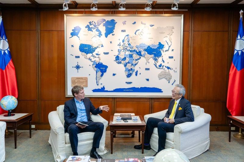 New Southbound Policy。Kemunculan para pemimpin seperti Xi Jinping, Kim Jong-un, Vladimir Putin, dan Presiden Iran dalam satu forum baru-baru ini menandakan bahwa kekuatan otoriter tengah bersatu menggunakan kekuatan militer untuk mengubah status quo. Karena itu, komunitas internasional harus waspada dan bersatu dalam menghadapi ancaman tersebut.
