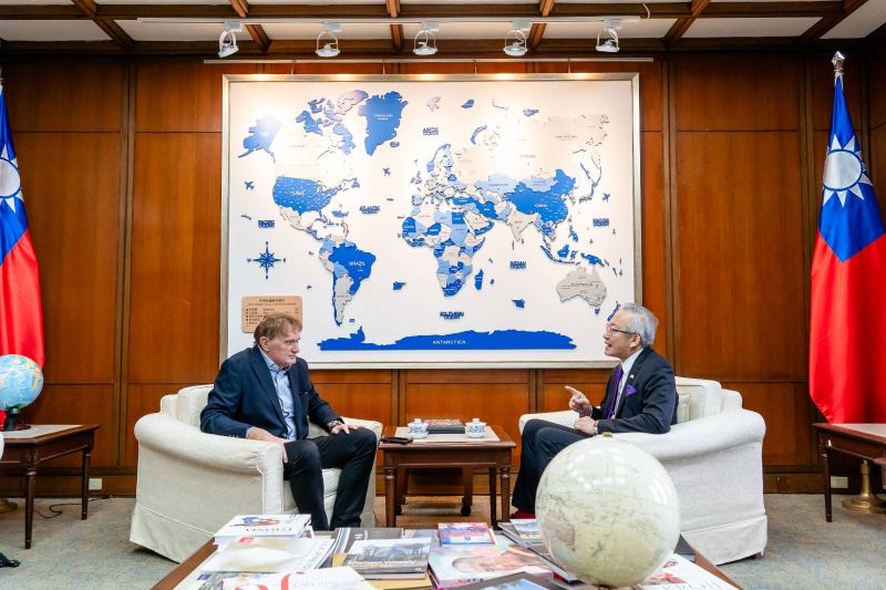New Southbound Policy。Wu Chih-chung mengungkapkan bahwa pesawat dan kapal perang Tiongkok semakin sering mengganggu wilayah udara dan laut di sekitar Taiwan, menunjukkan upaya Beijing untuk mengubah status quo melalui tekanan militer.

