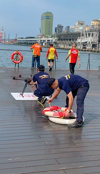 The department prepares a drone for a marine response drill. (Courtesy of Keelung City Fire Department)