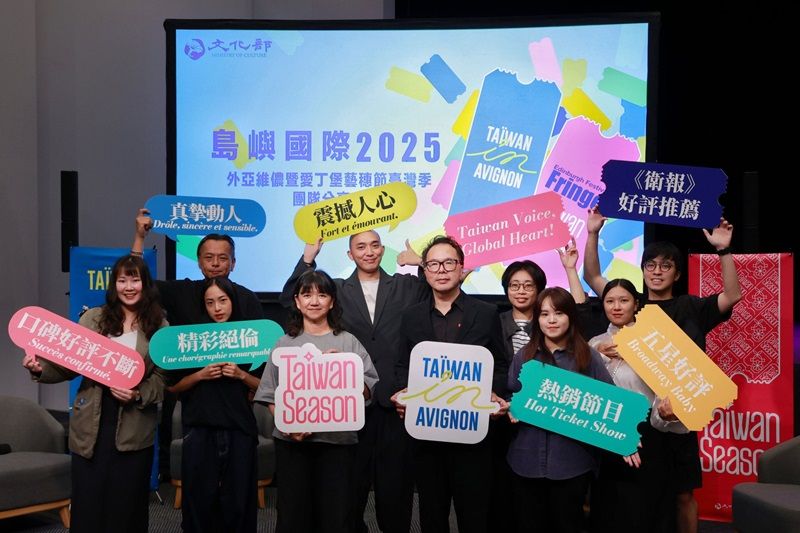 New Southbound Policy。Thứ trưởng Bộ Văn hóa Lý Tĩnh Tuệ (hàng trước, thứ 3 từ trái qua) và đại diện  8 đoàn nghệ thuật Đài Loan tham dự Liên hoan Avignon Off lần thứ 59 và Lễ hội Edinburgh Fringe lần thứ 78 trong buổi chia sẻ thành quả tổ chức vào ngày 16/10 tại Đài Bắc. (Ảnh: Bộ Văn hóa)