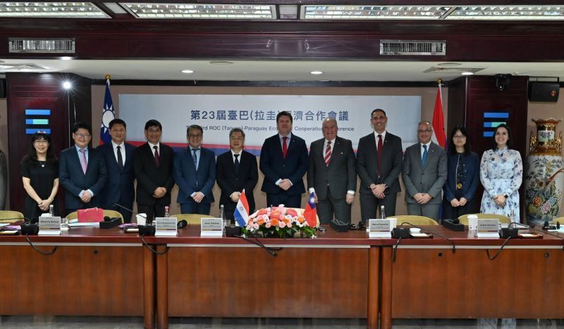 New Southbound Policy。Bộ trưởng Kinh tế Cung Minh Hâm (thứ 6 từ trái qua) và Bộ trưởng Bộ Công thương Paraguay Javier Giménez (thứ 6 từ phải qua) chủ trì “Hội nghị Hợp tác Kinh tế Đài Loan-Paraguay lần thứ 23” vào ngày 14/10 tại thành phố Đài Bắc. (Ảnh: Bộ Kinh tế)


