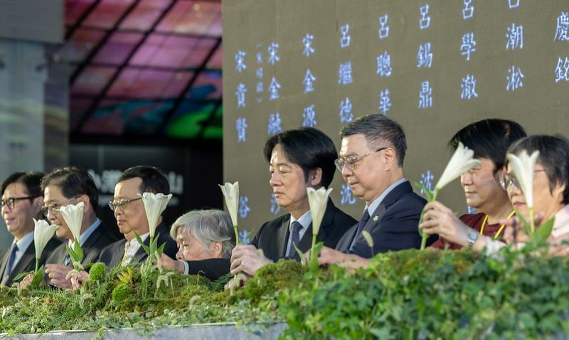 New Southbound Policy。Tổng thống Lại Thanh Đức (thứ 4 từ phải qua) tham dự buổi lễ tưởng niệm các nạn nhân chính trị trong thời kỳ thiết quân luật tổ chức vào ngày 18/10 tại thành phố Cao Hùng. (Ảnh: Phủ Tổng thống)