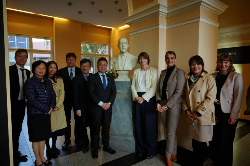 New Southbound Policy。ไต้หวัน – เยอรมนี เสริมสร้างการแลกเปลี่ยนกันเชิงลึกในนโยบายกิจการครอบครัวและสุขภาพ โดยทั้งสองฝ่ายร่วมแบ่งปันประสบการณ์การปฏิรูปหลักประกันสุขภาพ และมาตรการเพื่อรับมือกับวิกฤตเด็กเกิดน้อยและการดูแลผู้สูงอายุ (ภาพจากกระทรวงสวัสดิการและสาธารณสุข)