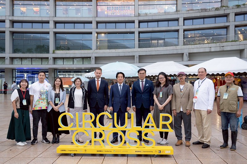 ปธน.ไล่ชิงเต๋อ เข้าร่วมพิธีปิด “การประชุมเศรษฐกิจหมุนเวียนในภูมิภาคเอเชีย - แปซิฟิก ประจำปี 2568” พร้อมส่งไม้ต่อให้แก่ออสเตรียในการจัดขึ้นครั้งต่อไป พร้อมประกาศว่า ร่างแนวทางเศรษฐกิจหมุนเวียนในภูมิภาคเอเชีย – แปซิฟิก ฉบับแรกของไต้หวัน ก่อเกิดขึ้นแล้ว New Southbound Policy。ปธน.ไล่ชิงเต๋อ เข้าร่วมพิธีปิด “การประชุมเศรษฐกิจหมุนเวียนในภูมิภาคเอเชีย - แปซิฟิก ประจำปี 2568” พร้อมส่งไม้ต่อให้แก่ออสเตรียในการจัดขึ้นครั้งต่อไป พร้อมประกาศว่า ร่างแนวทางเศรษฐกิจหมุนเวียนในภูมิภาคเอเชีย – แปซิฟิก ฉบับแรกของไต้หวัน ก่อเกิดขึ้นแล้ว (ภาพจากทำเนียบประธานาธิบดี)