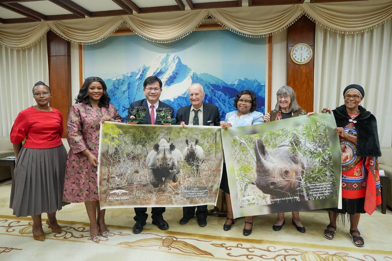 New Southbound Policy。Menteri Mkhonta-Simelane dalam sambutannya mengucapkan terima kasih kepada Taiwan atas sambutan hangat yang diberikan. Ia menegaskan bahwa kunjungan kali ini memberikan kesempatan berharga untuk memahami secara lebih mendalam pencapaian dan pengalaman Taiwan dalam pengelolaan pariwisata, konservasi ekologi, serta kebijakan lingkungan. 