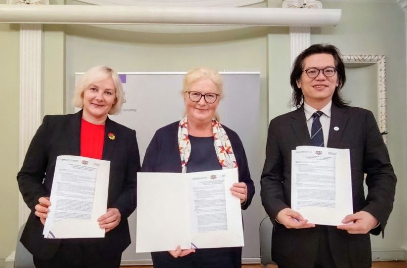 New Southbound Policy。Phó Chủ nhiệm Ủy ban Khoa học và Công nghệ Quốc gia (NSTC) Trần Bỉnh Vũ (bên phải) cùng đại diện của Latvia – bà Lauma Sīka (đứng giữa) và đại diện của Lithuania – bà Laima Taparauskienė (bên trái) ký biên bản Hội nghị hợp tác khoa học và công nghệ 3 bên vào ngày 23/10 tại Riga, Latvia. (Ảnh: NSTC)