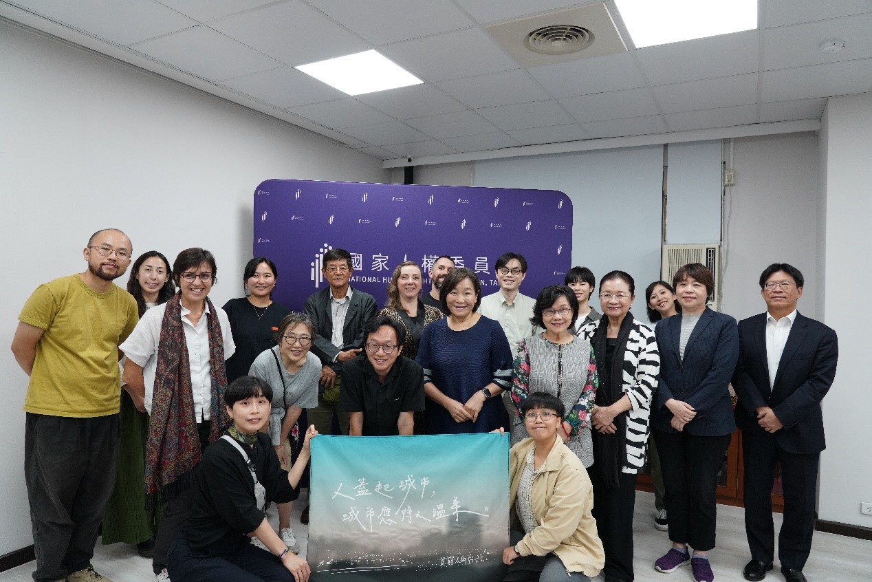 New Southbound Policy。Para pejabat NHRC yang hadir juga menuturkan bahwa proses perkembangan hak asasi manusia di Taiwan terus mengalami kemajuan, dari fokus awal pada keadilan transisional dan hak politik, kini meluas ke ranah hak ekonomi, sosial, dan budaya.
